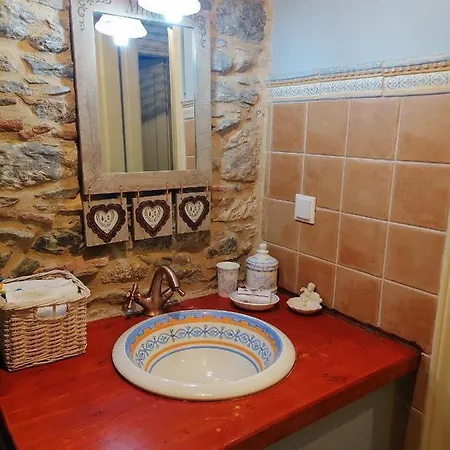Large Stone With Garden. Vila *