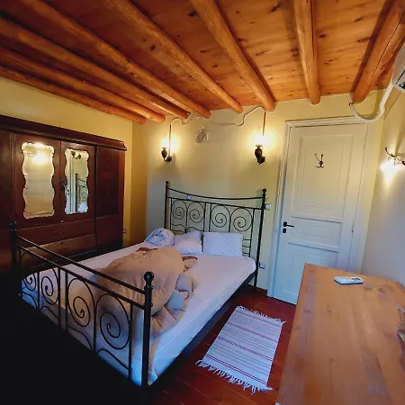 Large Stone With Garden. Vila *